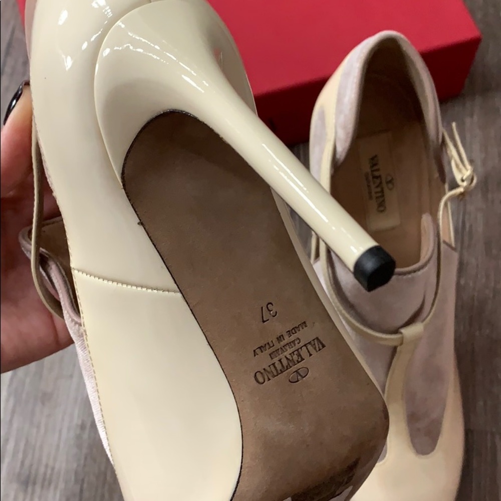 Authentic Valentino Patent Leather And Velvet T-Bar  pumps NEW! Never worn!! - Picture 4 of 4